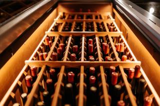 Les inconvénients d'une cave à vin électrique et leurs parades